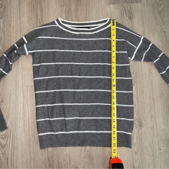 Banana Republic Gray and white Striped Sweater - Picture 4 of 5